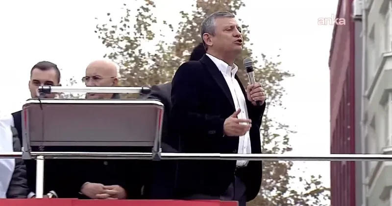 Emekliler Bütçe Hakkı için akın etti! Özgür Özel Tandoğan meydanını inletti