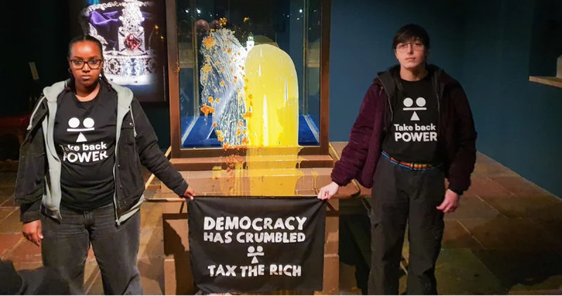 Son dakika: İngiltere de kraliyet tacının cam muhafazasına muhallebili saldırı Dış Haberler