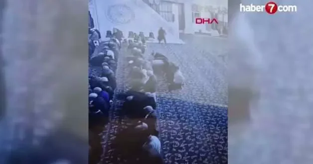 Camide pes artık dedirten hırsızlık! Cemaat secdedeyken çantaları çaldı