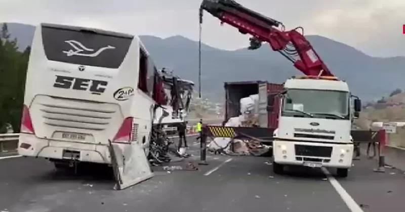 SON DAKİKA Osmaniye de yolcu otobüsü kaza yaptı! Çok sayıda ölü ve yaralı var