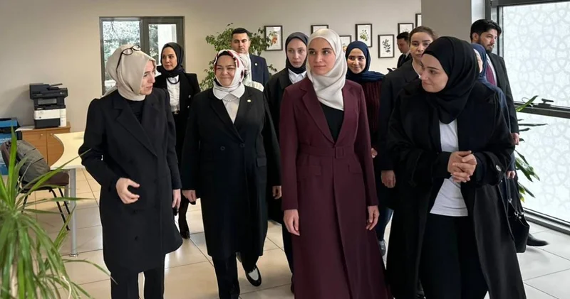 Şara nın eşi Latife El Durubi den Kadıköy Anadolu İmam Hatip Lisesi ne ziyaret