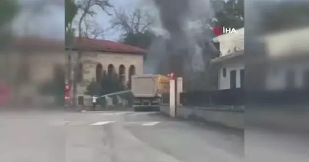 Hareket halindeki hafriyat kamyonu alev topuna döndü!