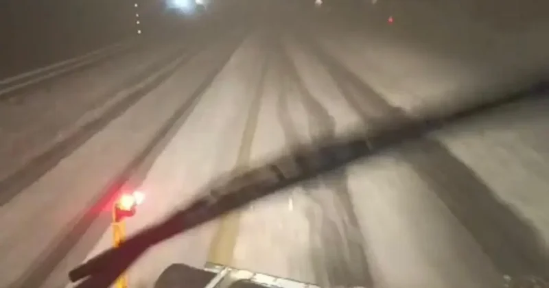 Kara yolu beyaza büründü: Turizm beldesine yılın ilk karı yağdı!