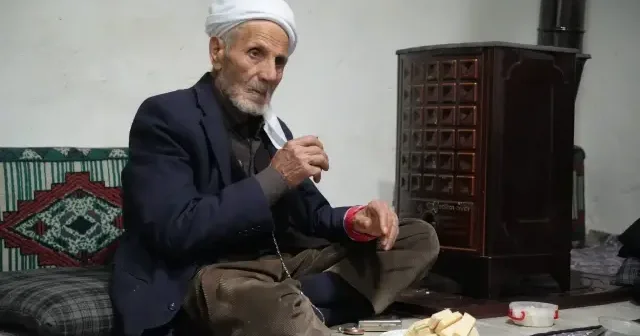 86 yaşındaki Rüstem amcanın durumu görenleri hayrete düşürüyor: 50 senedir sadece çay ve gofretle besleniyorum VİDEO İZLE