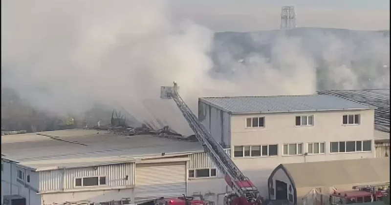 Tuzla da fabrika yangını! Dumanlar gökyüzünü kapladı