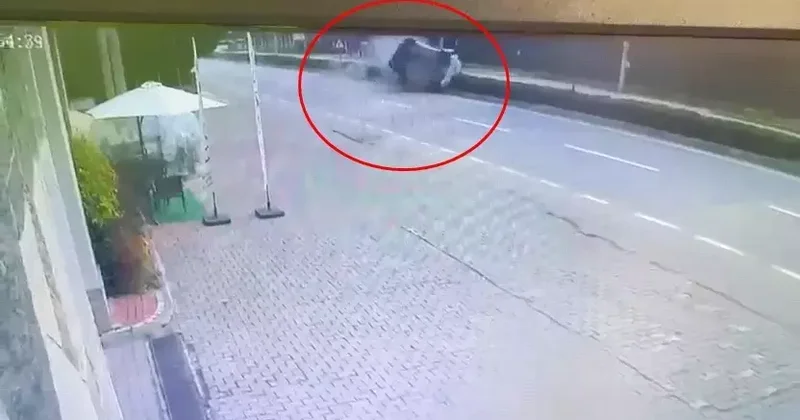 Otomobilin refüje çarpıp takla attığı kaza kamerada