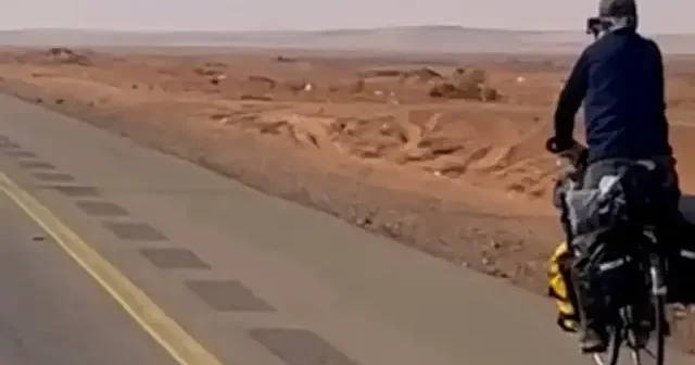 Bisikletiyle çıktığı umre yolculuğu 24. gününde: Çölde ilerleyen Fahrettin Şener e Suudilerden büyük ilgi VİDEO İZLE