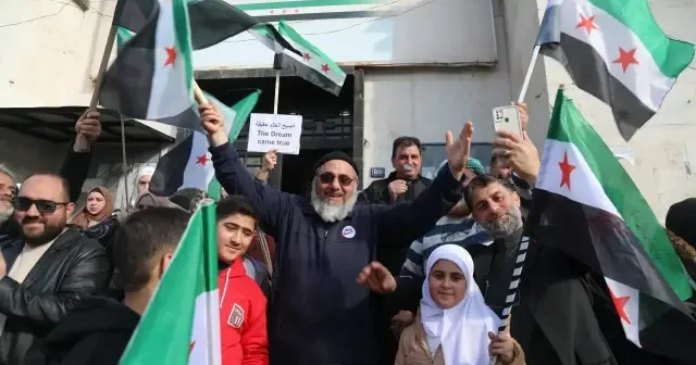 Suriye devrimin 1. yılını kutluyor: Halk sokaklarda zafer coşkusu dorukta VİDEO İZLE