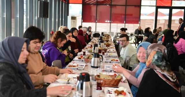 Osmangazi de engelli bireyler ve aileleri kahvaltıda buluştu Osmangazi Belediyesi toplumsal farkındalığa katkıda bulunuyor Bursa Haberleri