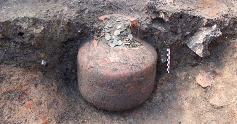 Fransa da bir köyde on binlerce sikke dolu üç dev küp bulundu