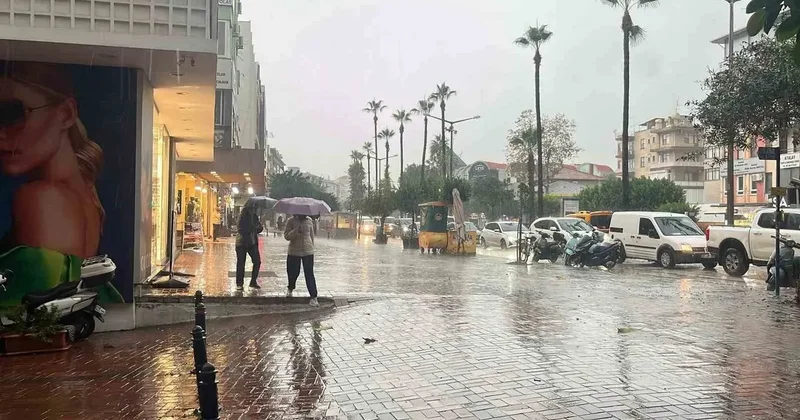 Alanya’da sağanak yağış ve dolu etkili oldu