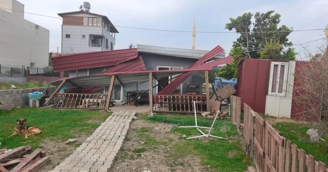 Hatay da kuvvetli rüzgar çatıları uçurdu Hatay Haberleri