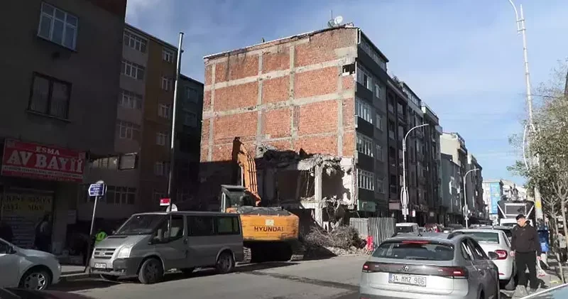 Sultangazi de yıkımı yapılan binanın bitişiğindeki 5 katlı apartmanın tüm dairelerinde hasar oluştu; balkon duvarı yıkıldı