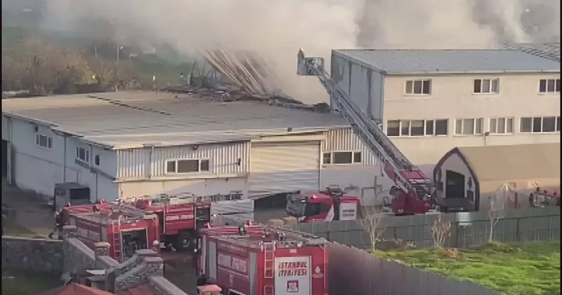 Kauçuk fabrikasında yangın! Dumanlar gökyüzünü kapladı, çok sayıda ekip sevk edildi