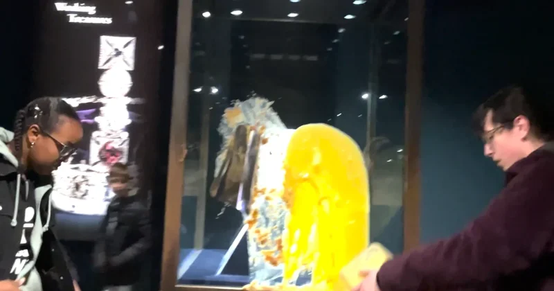 İngiliz tacına muhallebi fırlattılar: Sebebini açtıkları pankarta yazdılar Sözcü Gazetesi