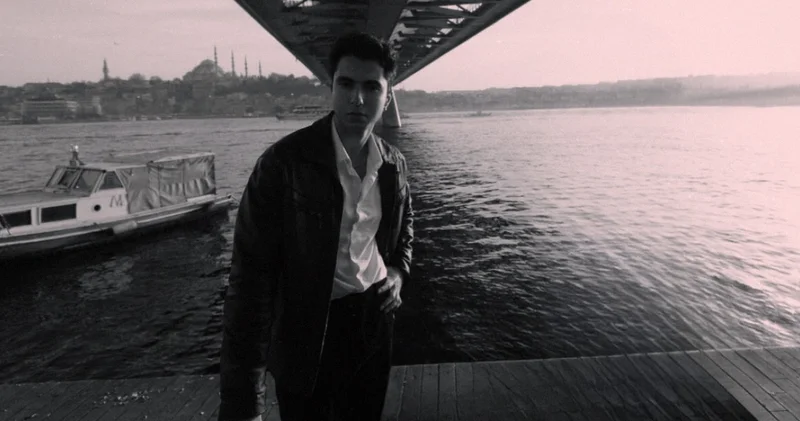 Oldukça Renksiz’den yeni tekli: Geçmişi İzlerken