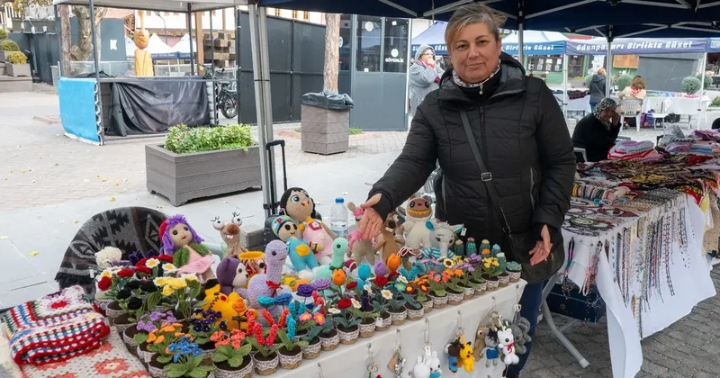 Soğuk havayı el emeği çiçekleriyle ısıtıyor