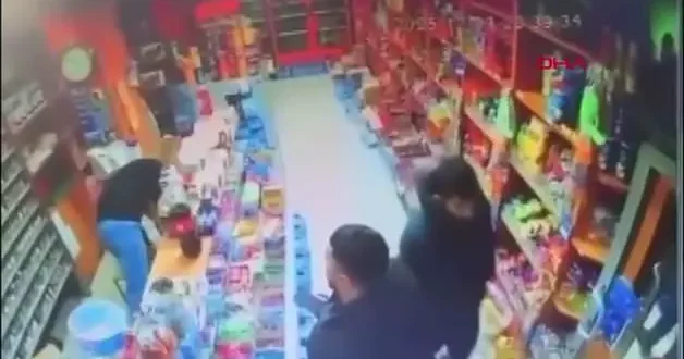 Bağcılar da emlakçı, 10 bin liralık komisyon için husumetlisinin oğlunu silahla vurdu