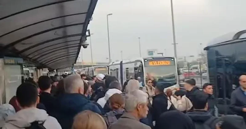 İstanbul da durakta bayılan çocuk metrobüsün altında kaldı