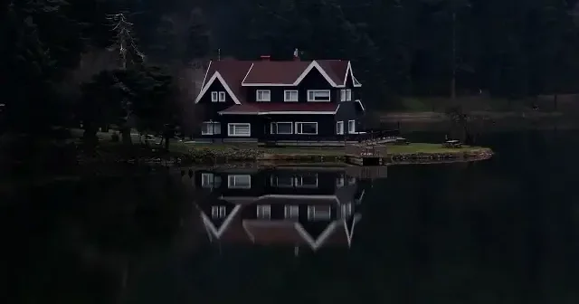 Gölcük Tabiat Parkı’nda kartpostallık manzara: Simge evin yansıması büyüledi VİDEO İZLE