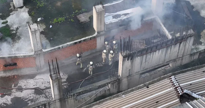 İşyerinde korkutan yangın: İtfaiye ekipleri duvarı balyozla kırarak alevlere müdahale etti Gündem Haberleri