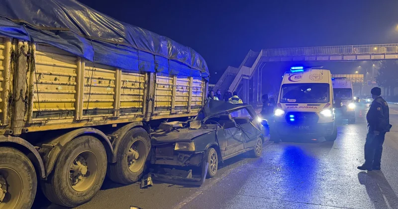 Otomobilin tırın dorsesine çarptığı feci kazada üç yaralı Kahramanmaraş Haberleri