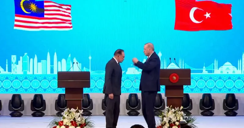 Cumhurbaşkanı Erdoğan dan Malezya Başbakanı İbrahim e Cumhuriyet nişanı Politika Haberleri