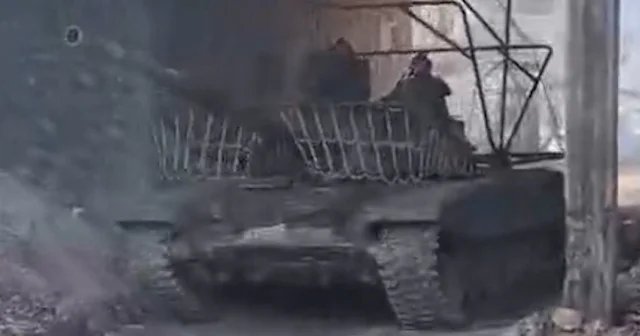 Şam ın SDG ye verdiği süre doldu: Suriye ordusuna ait tanklar Halep te VİDEO İZLE