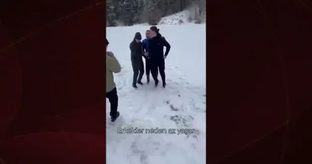 Gençlerin kar eğlencesi buzun kırılmasıyla sona erdi! O anlar hekesi güldürdü