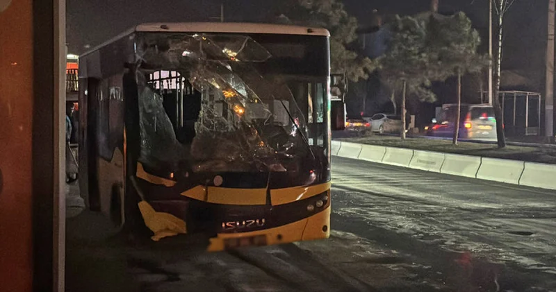 Afyonkarahisar da halk otobüsünün çöp kamyonuna çarptığı kazada 5 kişi yaralandı