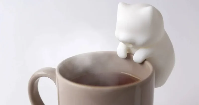 Çılgın Japonlar durmuyor! Önce kuyruk sallayan yastık şimdi kahve üfleyen kedi