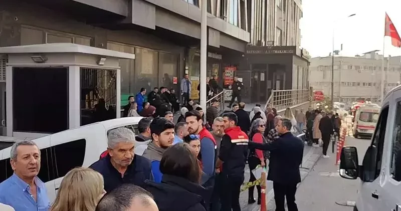 Bayrampaşa Kaymakamlığı nın bulunduğu bina yangın nedeniyle tahliye edildi