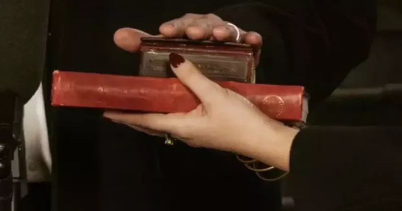 ABD nin kalbinde Osmanlı mührü! Mamdani nin yemin için el bastığı Kur an dikkat çekti