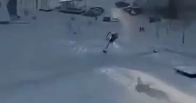 Rusya da helikopterin elektrik tellerine takılarak düştüğü anlar kameraya yansıdı VİDEO İZLE