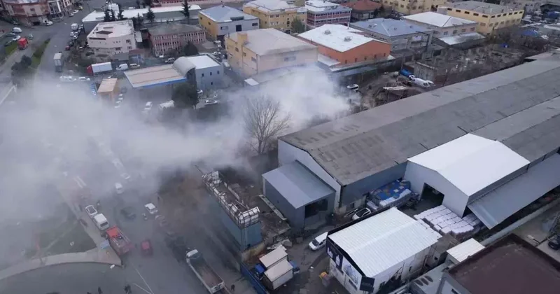 Gaziosmanpaşa’da avize atölyesinin deposunda yangın çıktı: Ekiplerin söndürme çalışması havadan görüntülendi
