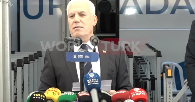 CHP’li başkana CHP’li yumruğu: Bursa Büyükşehir Belediye Başkanı Bozbey’e saldırı girişiminin görüntüleri ortaya çıktı VİDEO İZLE