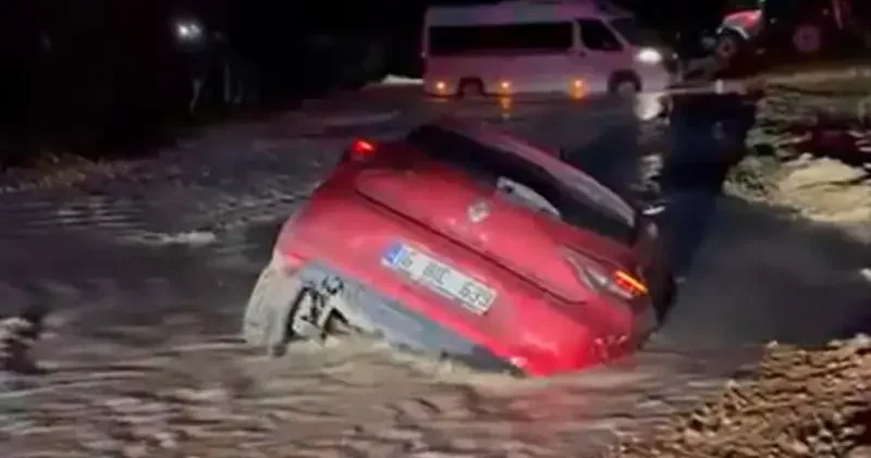 Yol çalışmasındaki çamura saplanan otomobilin sürücüsü son anda kurtuldu; o anlar kamerada