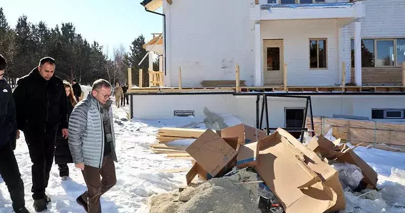 Vali Polat, Çıldır Gölü kıyısındaki kütük ev inşaatını inceledi