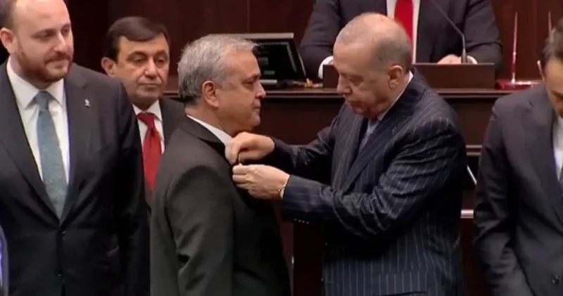 Üç isim AKP ye geçti: Rozeti takılan Hasan Ufuk Çakır İki Başkomutan var; biri Gazi Mustafa Kemal Paşa, diğeri Recep Tayyip Erdoğan! dedi