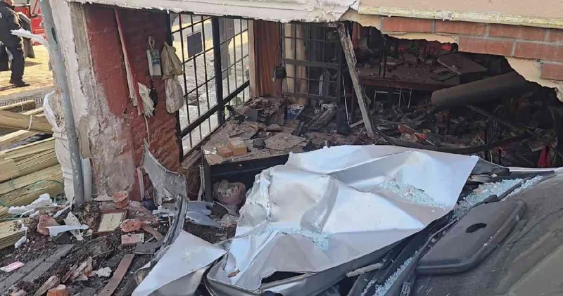 İstanbul da feci kaza: Kamyon önce turistlere çarptı ardından dükkana daldı!