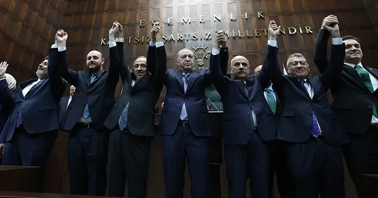 Cumhurbaşkanı Erdoğan, AK Parti ye katılan 3 vekile rozet taktı