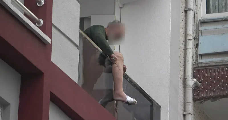 Samsun’da balkona özel hareket operasyonu: 62 yaşındaki şahsın bıçaklı krizi kamerada!