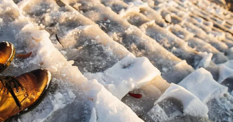 Ne tuz ne de kum: Buzlu yolları güvenli hale getiren en iyi yöntem Sözcü Gazetesi