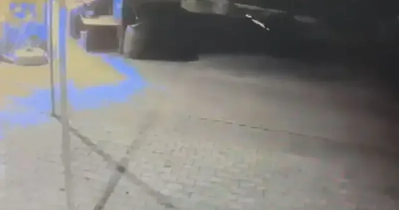 Arnavutköy de cami avlusunda silahlı saldırıya uğrayan kişi yaralandı; olay kamerada