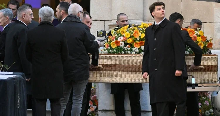 Hasırla süslenmiş bir tabut, üzerinde güneş rengi çiçekler: Ünlü oyuncu son yolculuğuna böyle uğurlandı