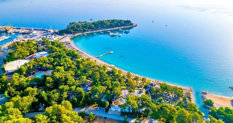 50 bin kişinin yaşadığı Antalya’nın ilçesine nüfusun 90 katı turist akın etti