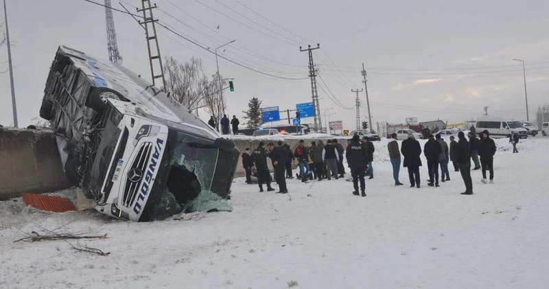 Ağrı da yolcu otobüsü istinat duvarından araziye devrildi: Yaralılar var!