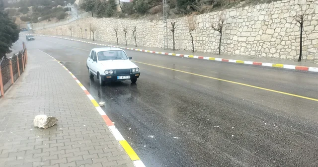 Dağdan kopan kaya, mahalledeki trafoya çarptı Konya Haberleri