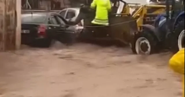 Hatay da şiddetli sağanak sele neden oldu; araçlarında mahsur kalanlar iş makineleriyle kurtarıldı Hatay Haberleri