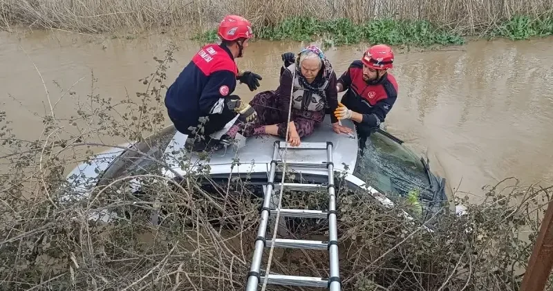 İzmir de suların içinde otomobilde mahsur kalan iki kişi ekipler tarafından kurtarıldı Gündem Haberleri